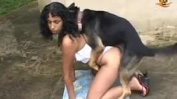 Очавровательая зоофилка из Португалии занимается сексом с собакой зоо порно